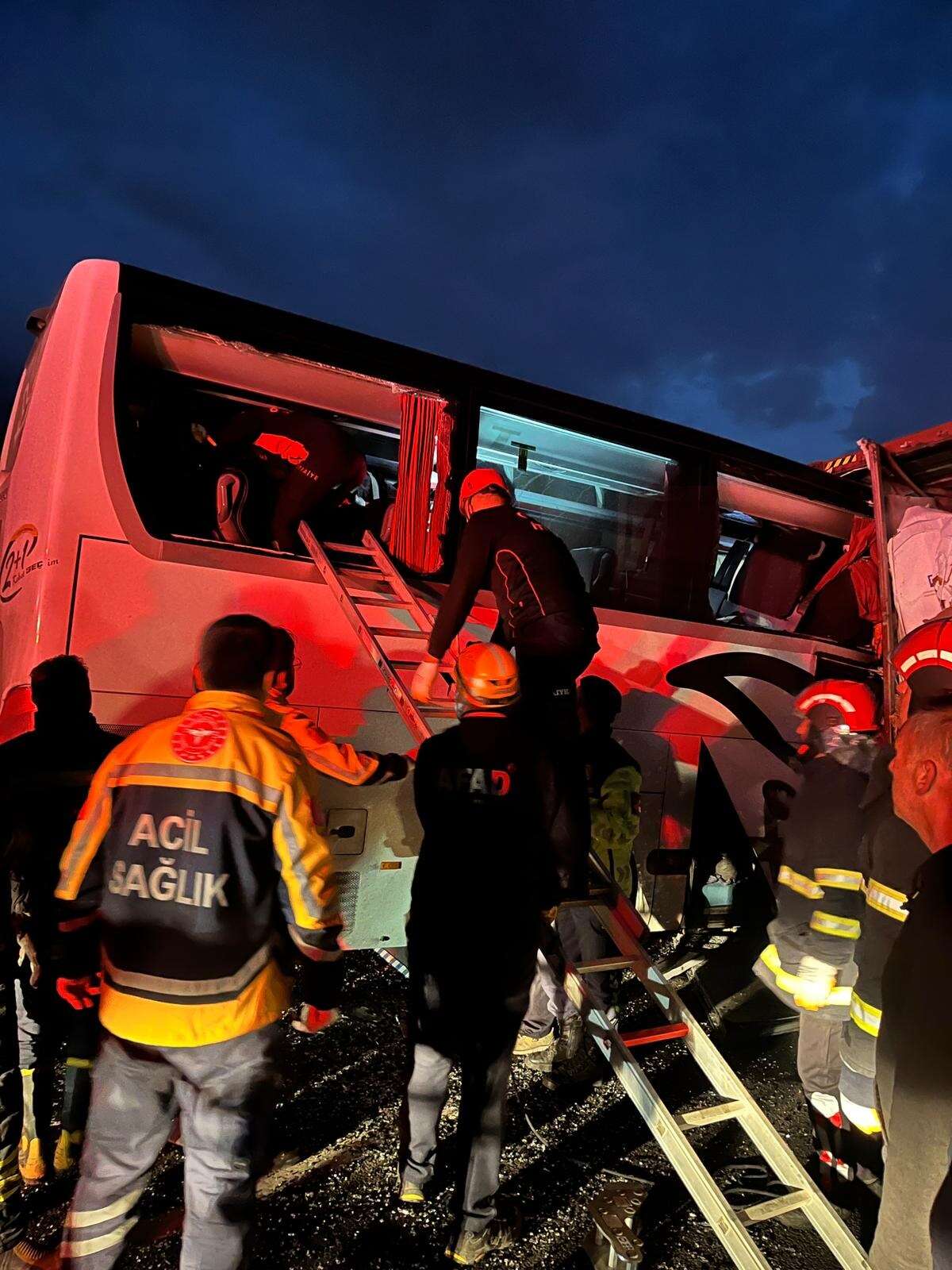 7 kişinin öldüğü otobüs kazasının nedenini yaralı kurtulan yolcu açıkladı 20